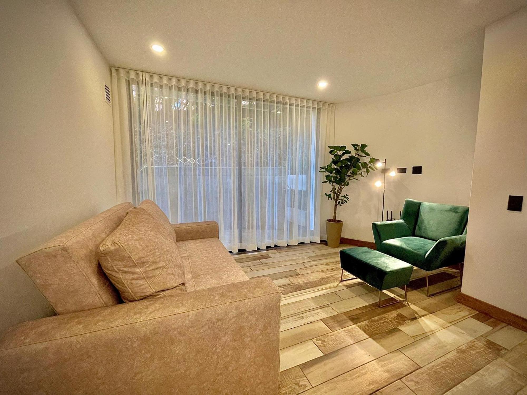 Hotel Nomadic *