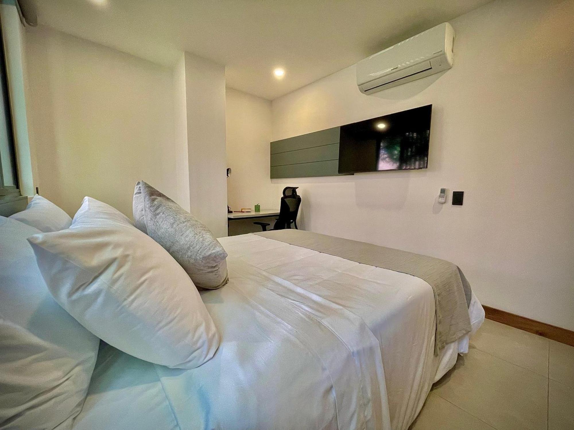 Nomadic Hotel *